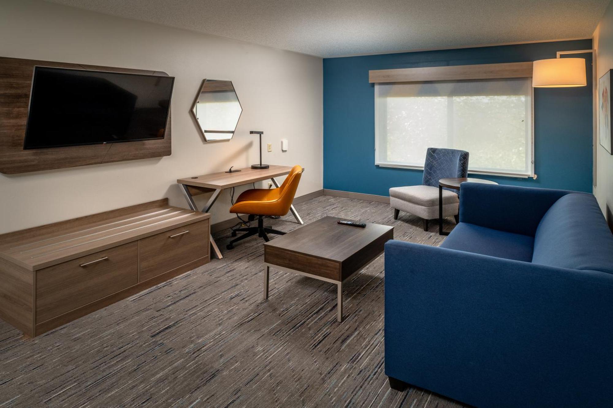 Holiday Inn Express & Suites Fairmont By Ihg Exterior foto