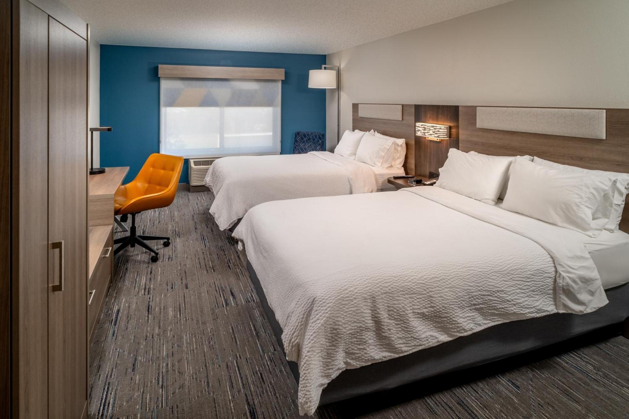 Holiday Inn Express & Suites Fairmont By Ihg Exterior foto