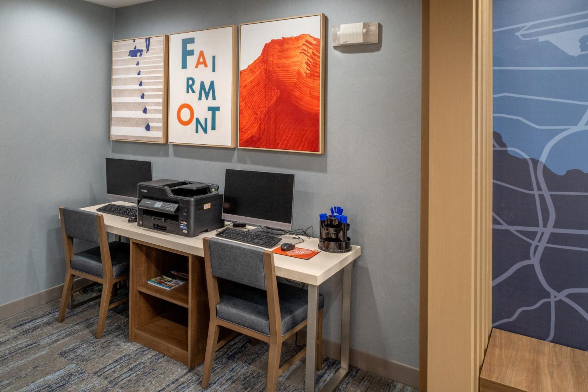 Holiday Inn Express & Suites Fairmont By Ihg Exterior foto