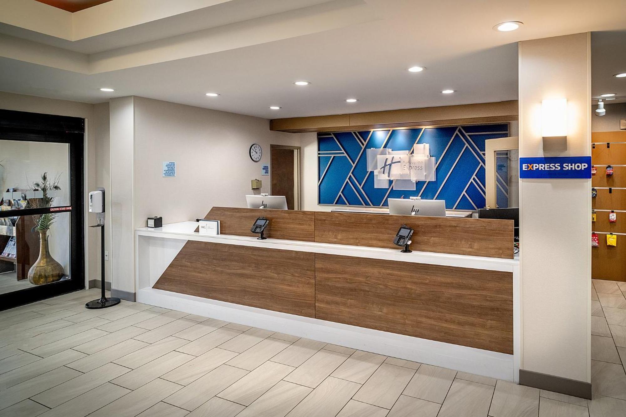 Holiday Inn Express & Suites Fairmont By Ihg Exterior foto