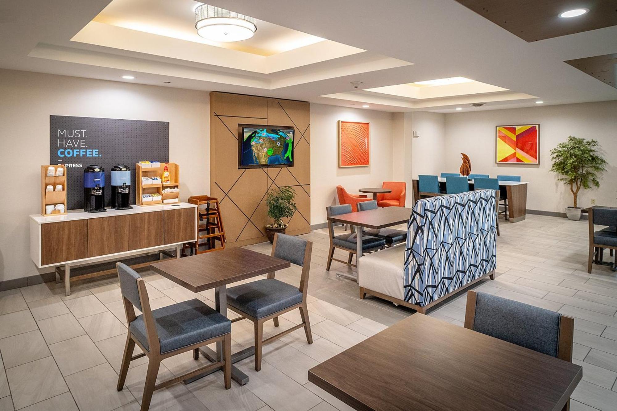 Holiday Inn Express & Suites Fairmont By Ihg Exterior foto