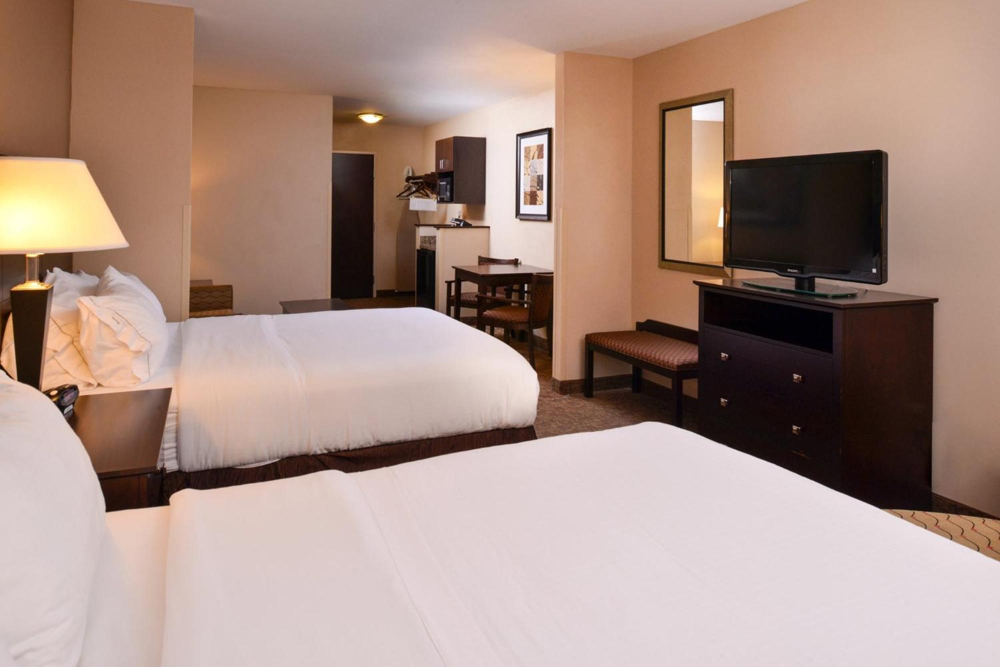 Holiday Inn Express & Suites Fairmont By Ihg Exterior foto