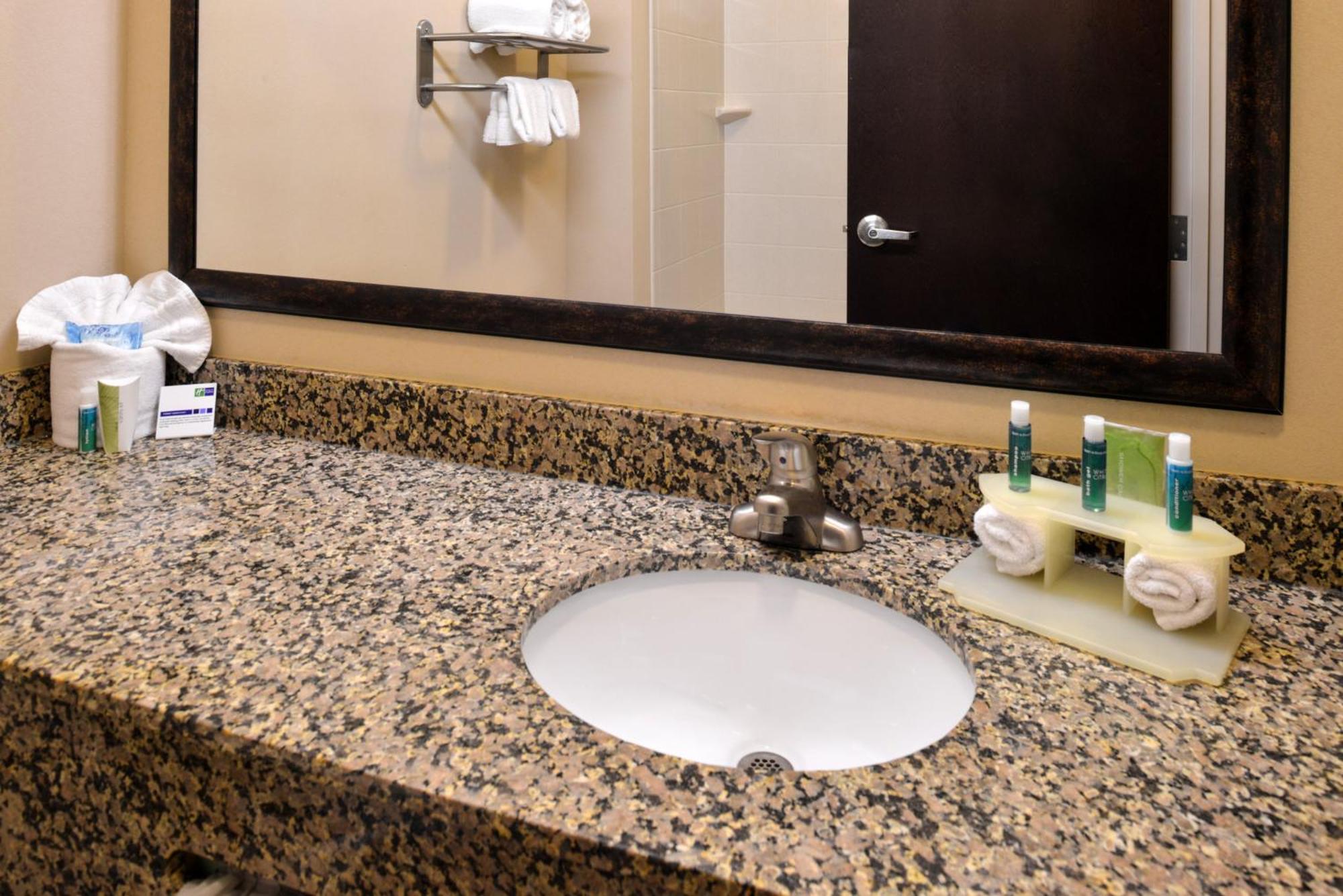 Holiday Inn Express & Suites Fairmont By Ihg Exterior foto