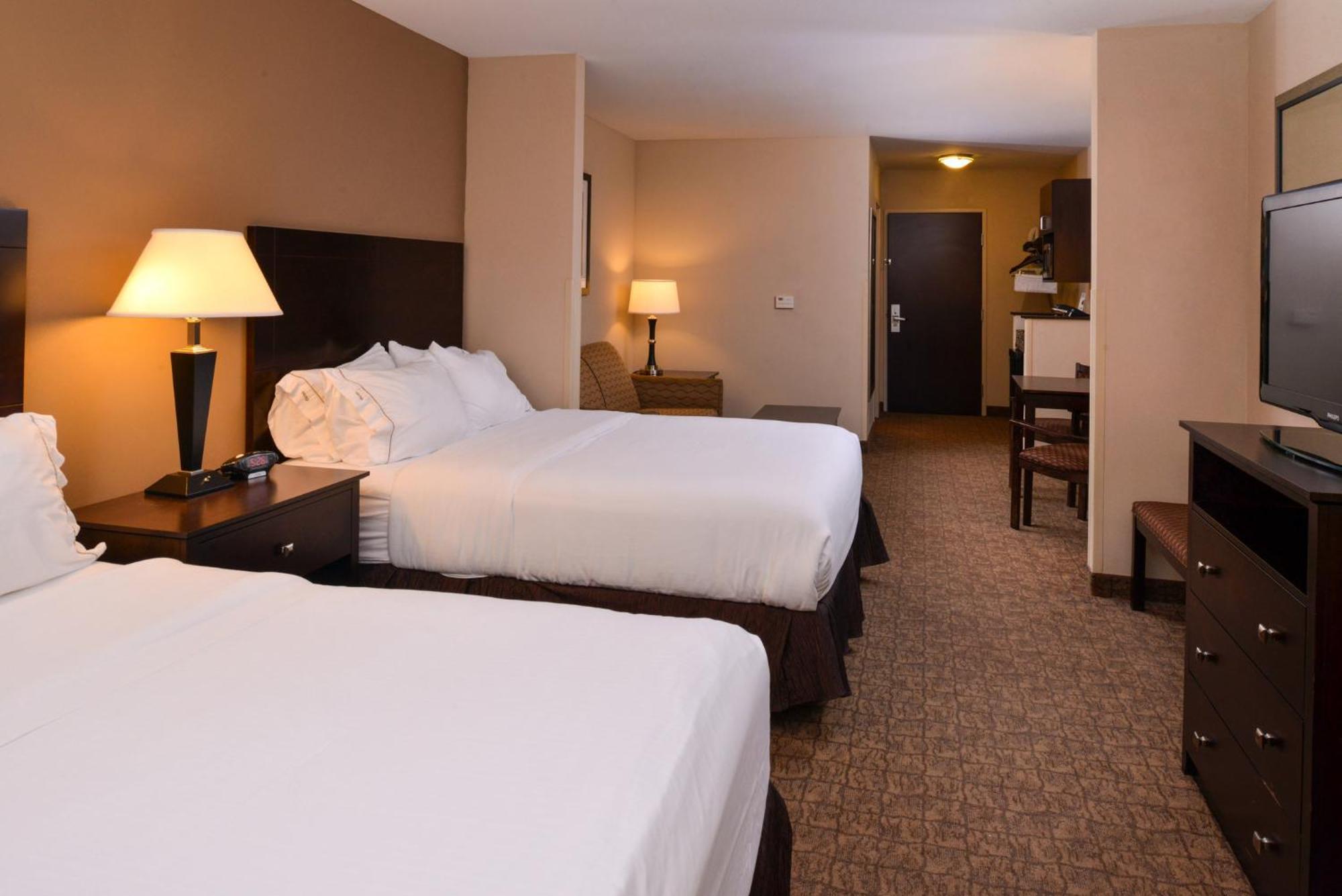 Holiday Inn Express & Suites Fairmont By Ihg Exterior foto