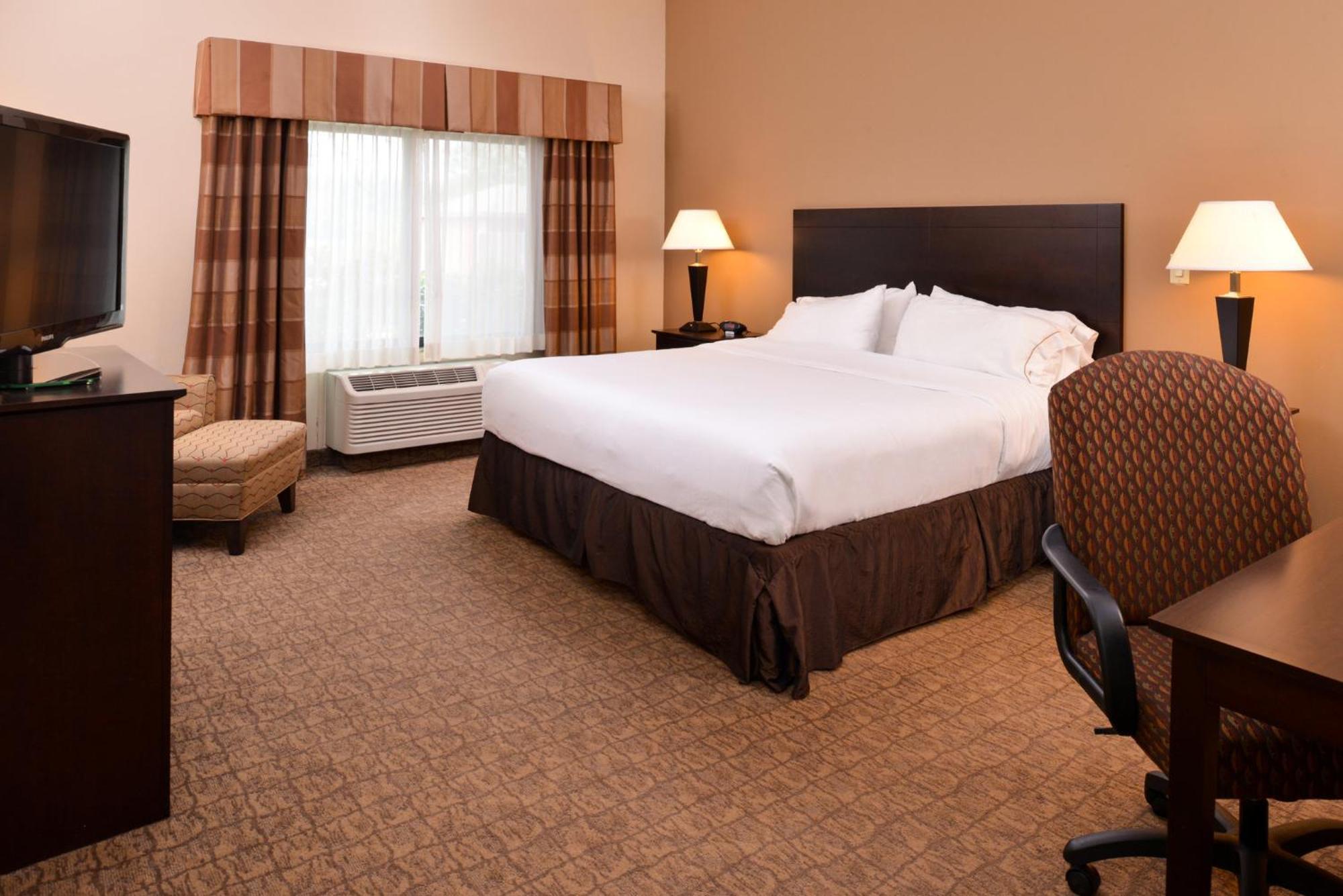 Holiday Inn Express & Suites Fairmont By Ihg Exterior foto