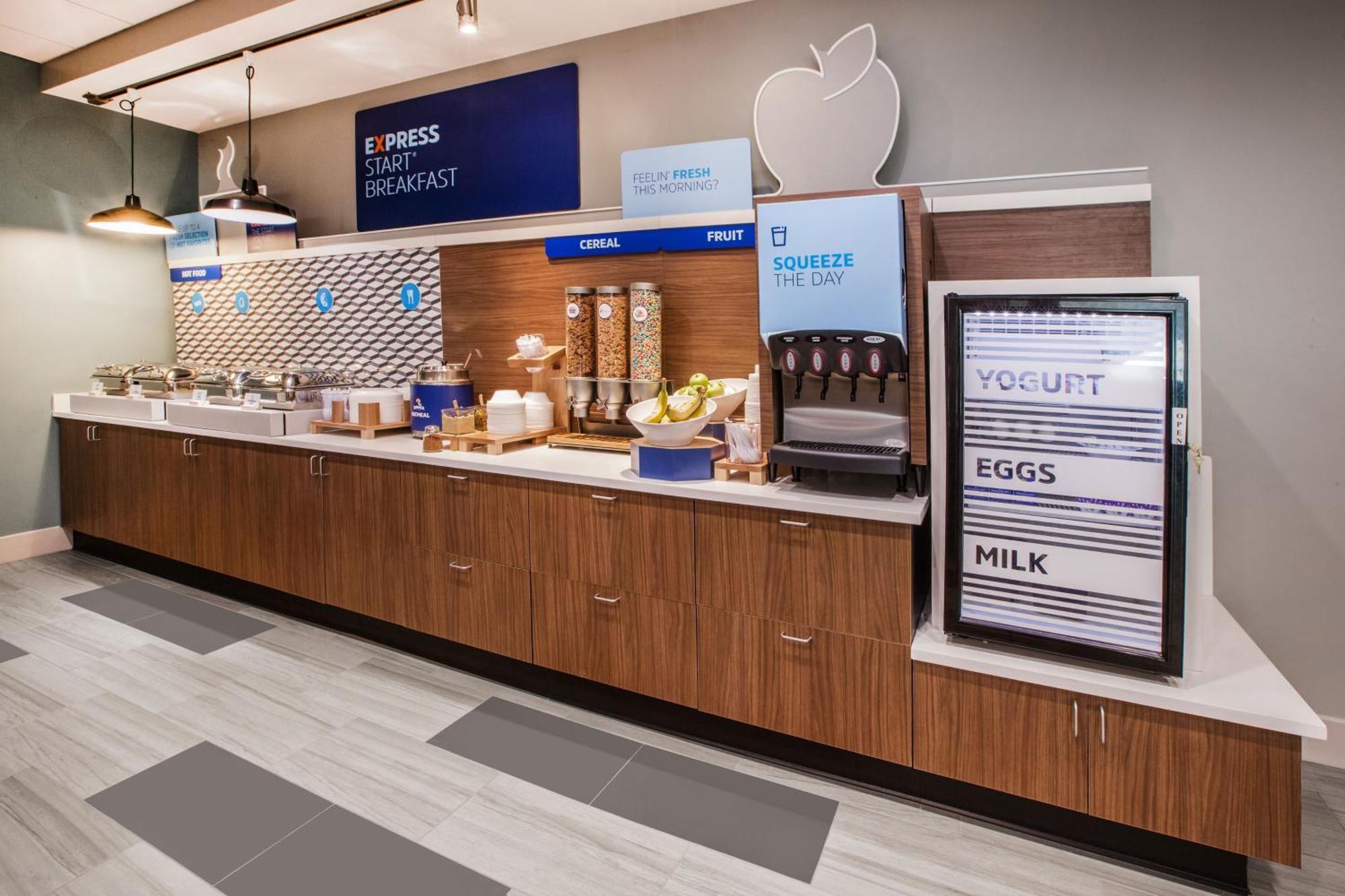 Holiday Inn Express & Suites Fairmont By Ihg Exterior foto