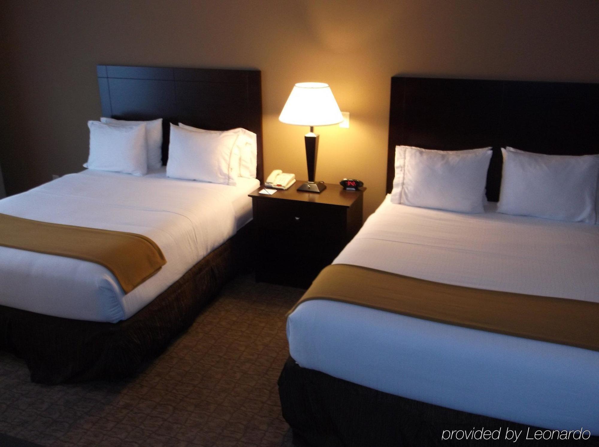Holiday Inn Express & Suites Fairmont By Ihg Exterior foto