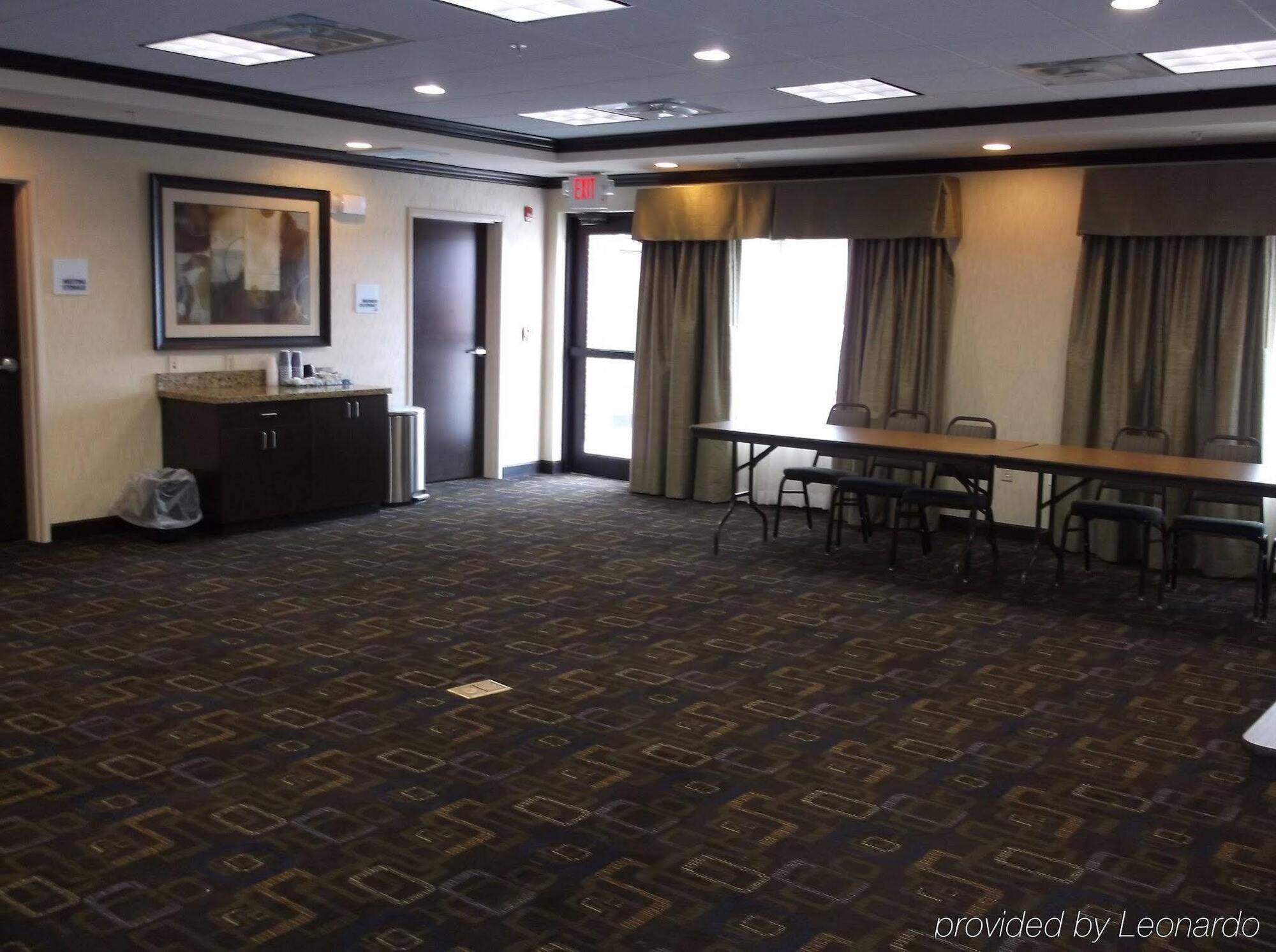 Holiday Inn Express & Suites Fairmont By Ihg Exterior foto